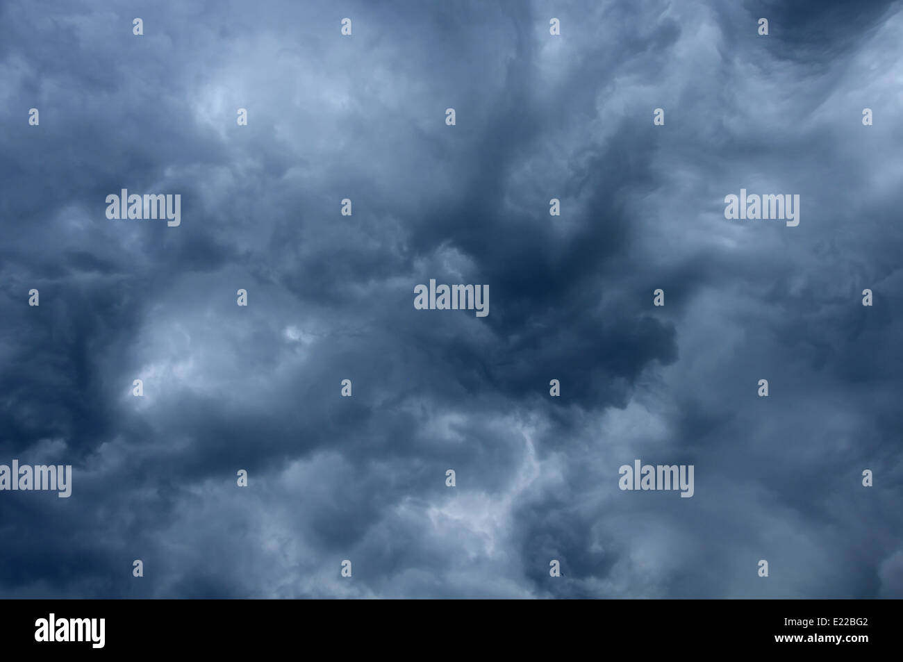 beeindruckende Muster von Wolken vor einem Regen Stockfoto