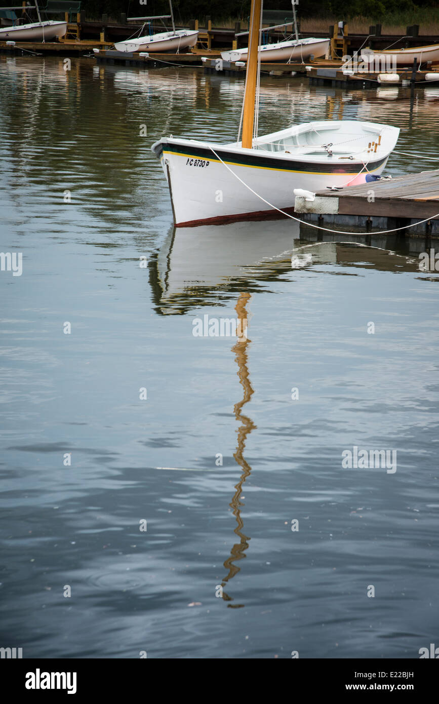 Mast-Fischerboot im Hafen Manteo, North Carolina Stockfoto