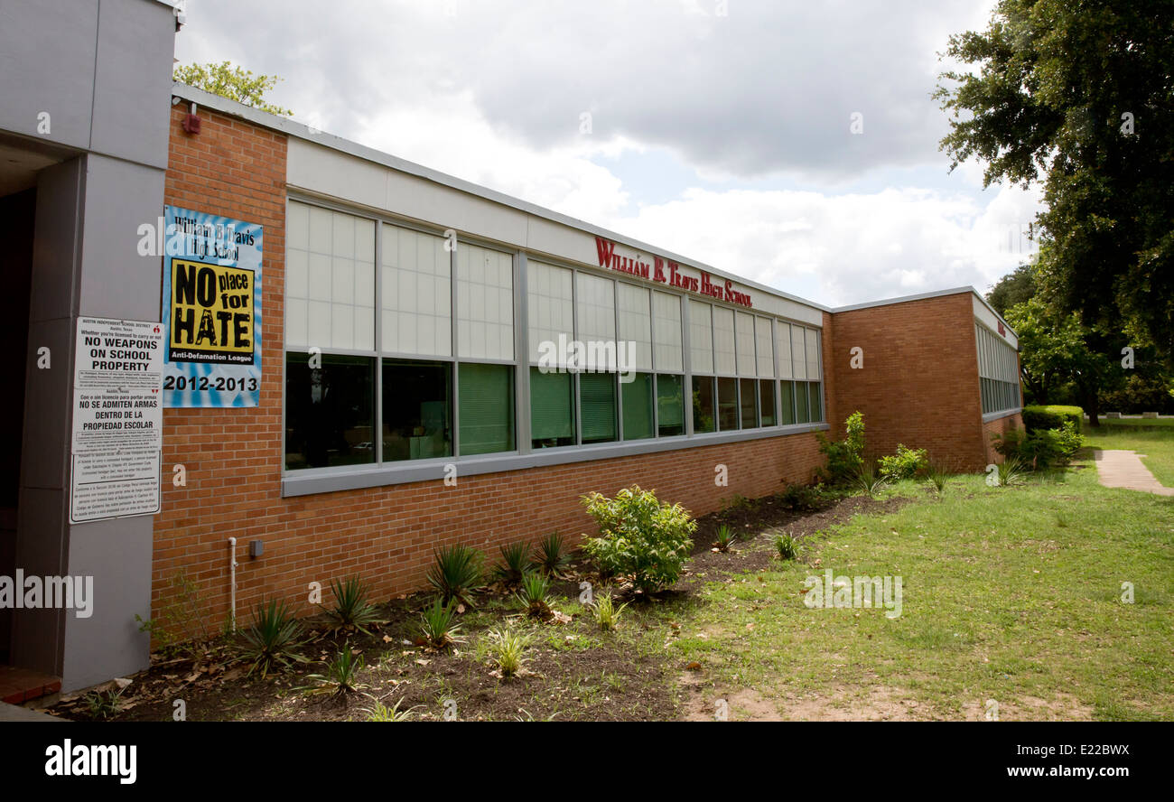 High School mit zweisprachigen Schilder keine Waffen auf Schule Sachenrecht und ein Plakat für eine Schule als "keinen Platz für Hass" Stockfoto