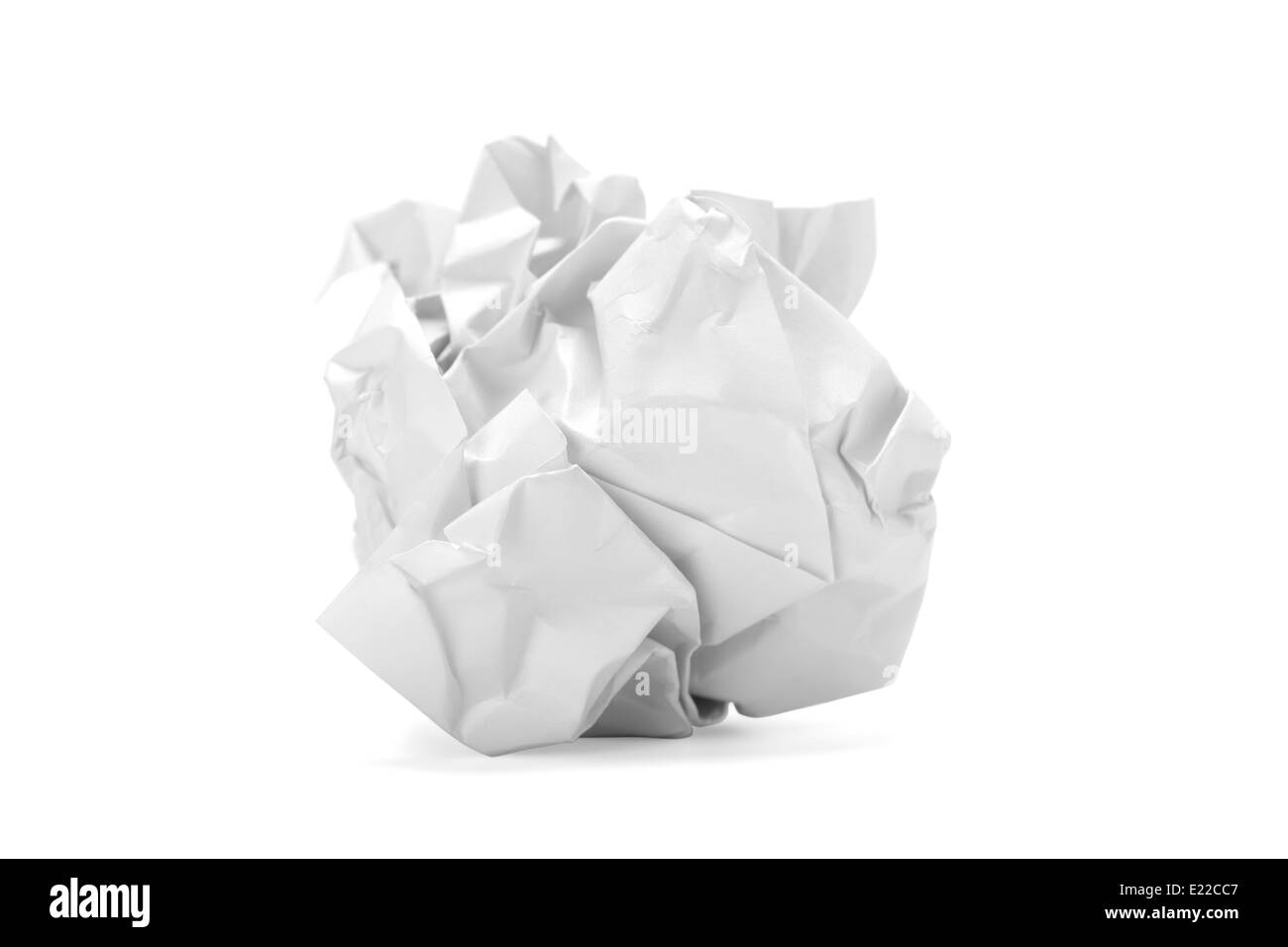 Zerknittertes Papierkugel isoliert auf weißem Hintergrund mit Pfad Stockfoto