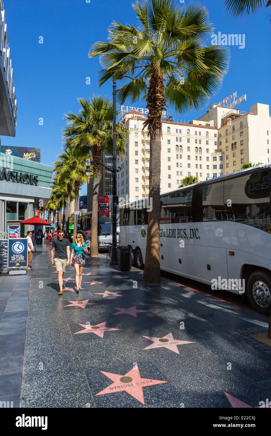 Sterne auf dem Hollywood Walk of Fame mit Roosevelt Hotel hinter Hollywood Boulevard, Hollywood, Los Angeles, Kalifornien, USA Stockfoto