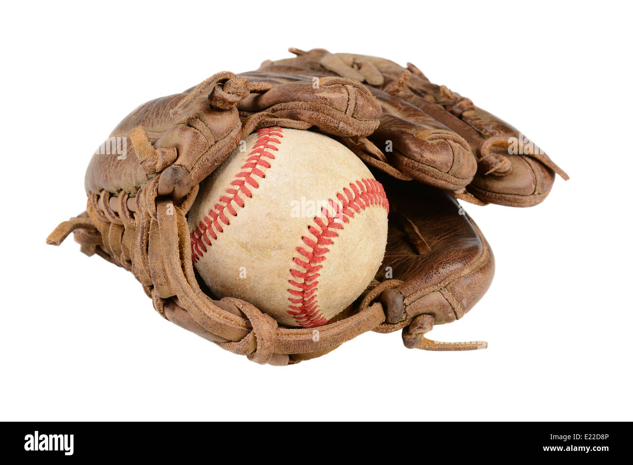 Nahaufnahme eines Baseball-Handschuhs und Kugel isoliert auf weiss. Stockfoto