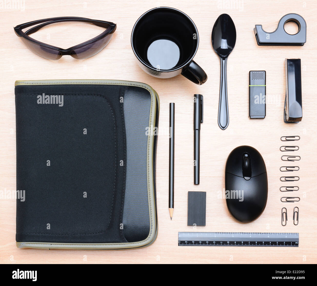 Hohen Winkel Schuss aller schwarzen sortierten Schreibtisch Elemente. Elemente enthalten: Becher, Hefter, Bleistift, Kugelschreiber, Radiergummi, Büroklammern, Notebook Stockfoto