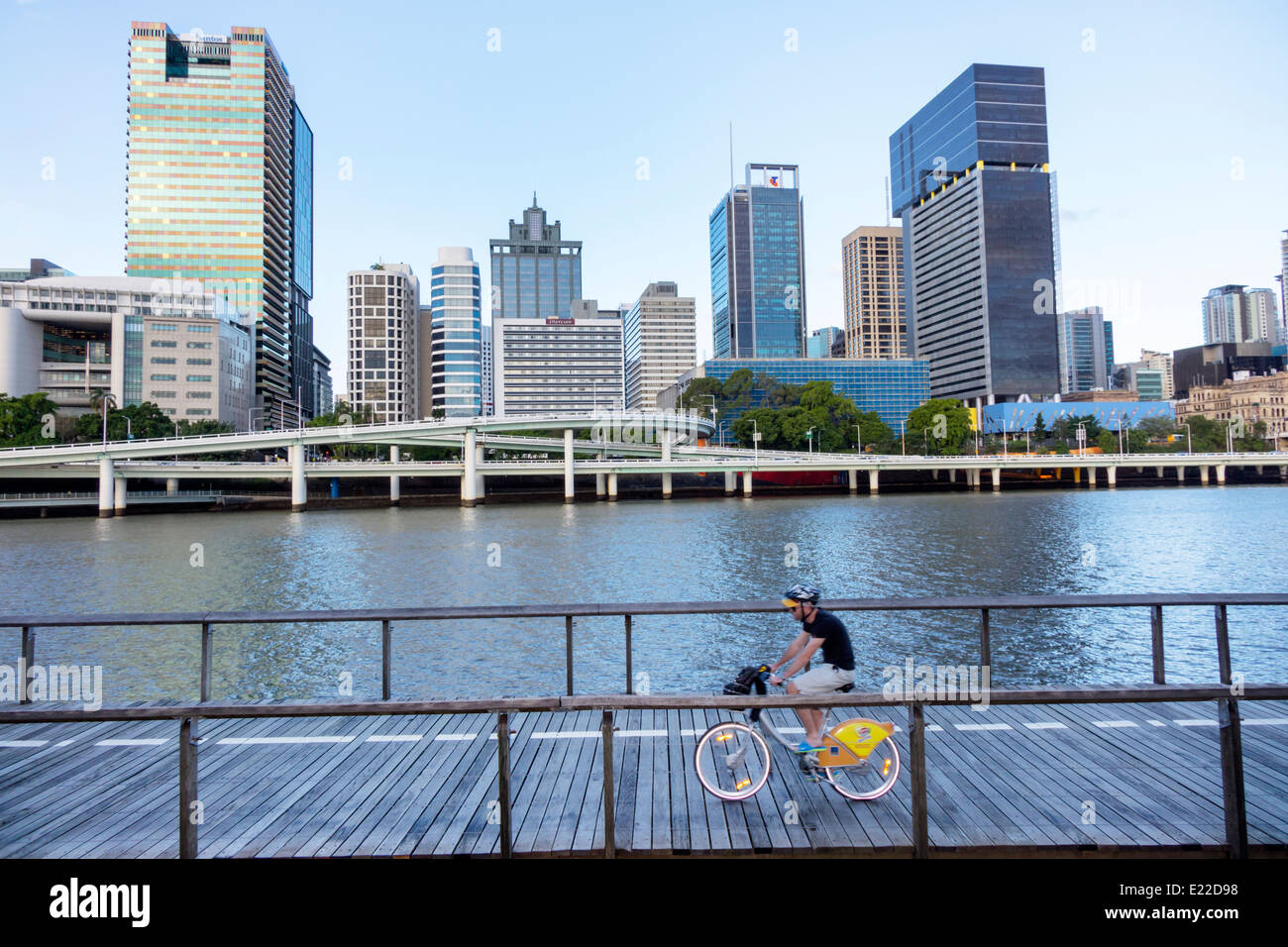 Brisbane Australien CBD, Victoria Bridge, Southbank, Skyline der Stadt, Wolkenkratzer, Gebäude, Männer, Männer, Fahrrad, Radfahren, Reiten, Radfahren, Fahrer, Reiten, CityCycl Stockfoto