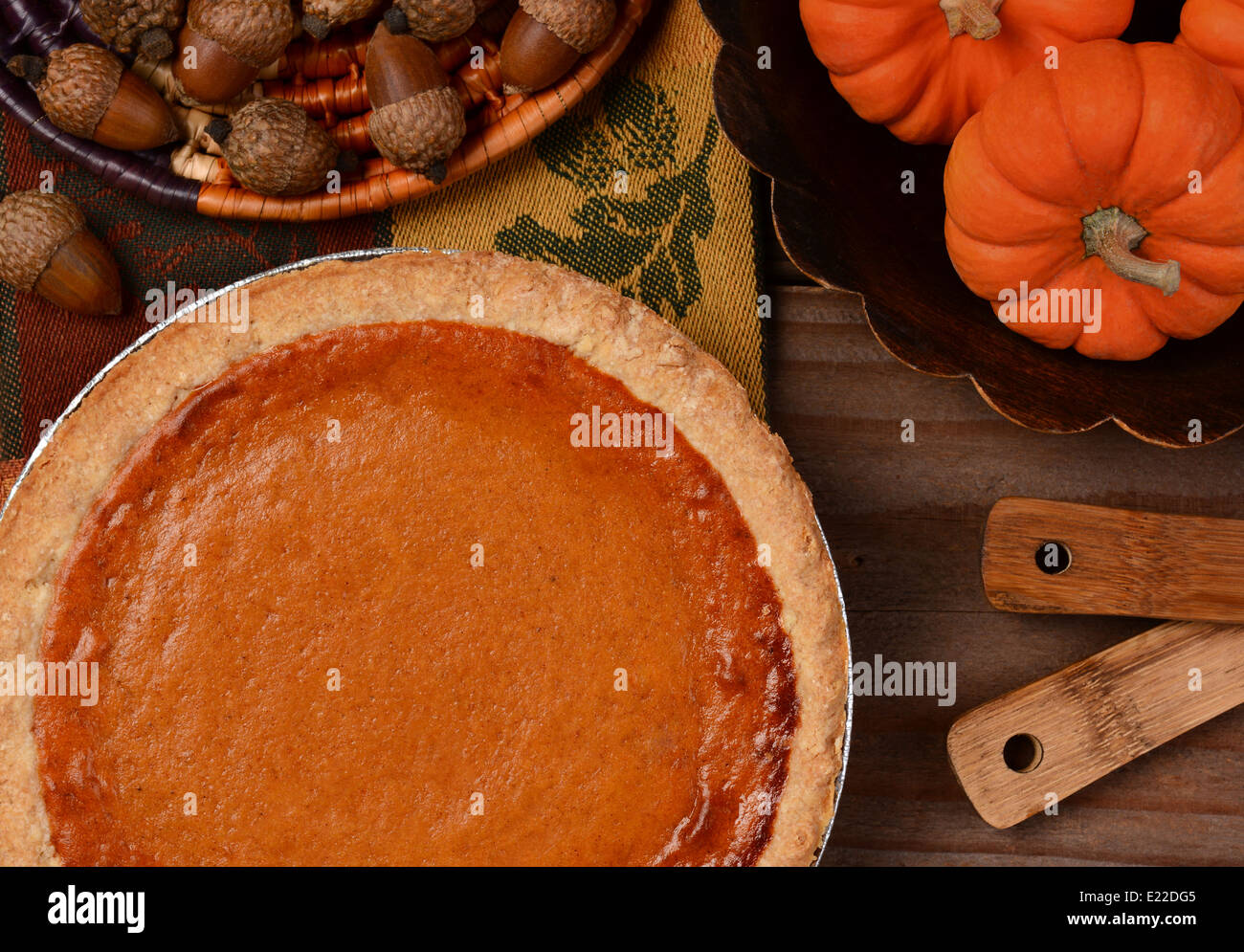 Draufsicht auf einen frisch gebackenen Kürbiskuchen bereit zum Erntedankfest. Die Torte ist umgeben von Herbst Zubehör Stockfoto