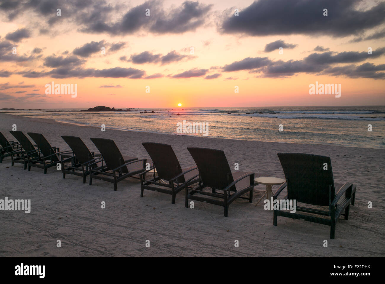 Sonnenuntergang am Strand mit Strandkörben in Punta Mita, Mexiko. Stockfoto