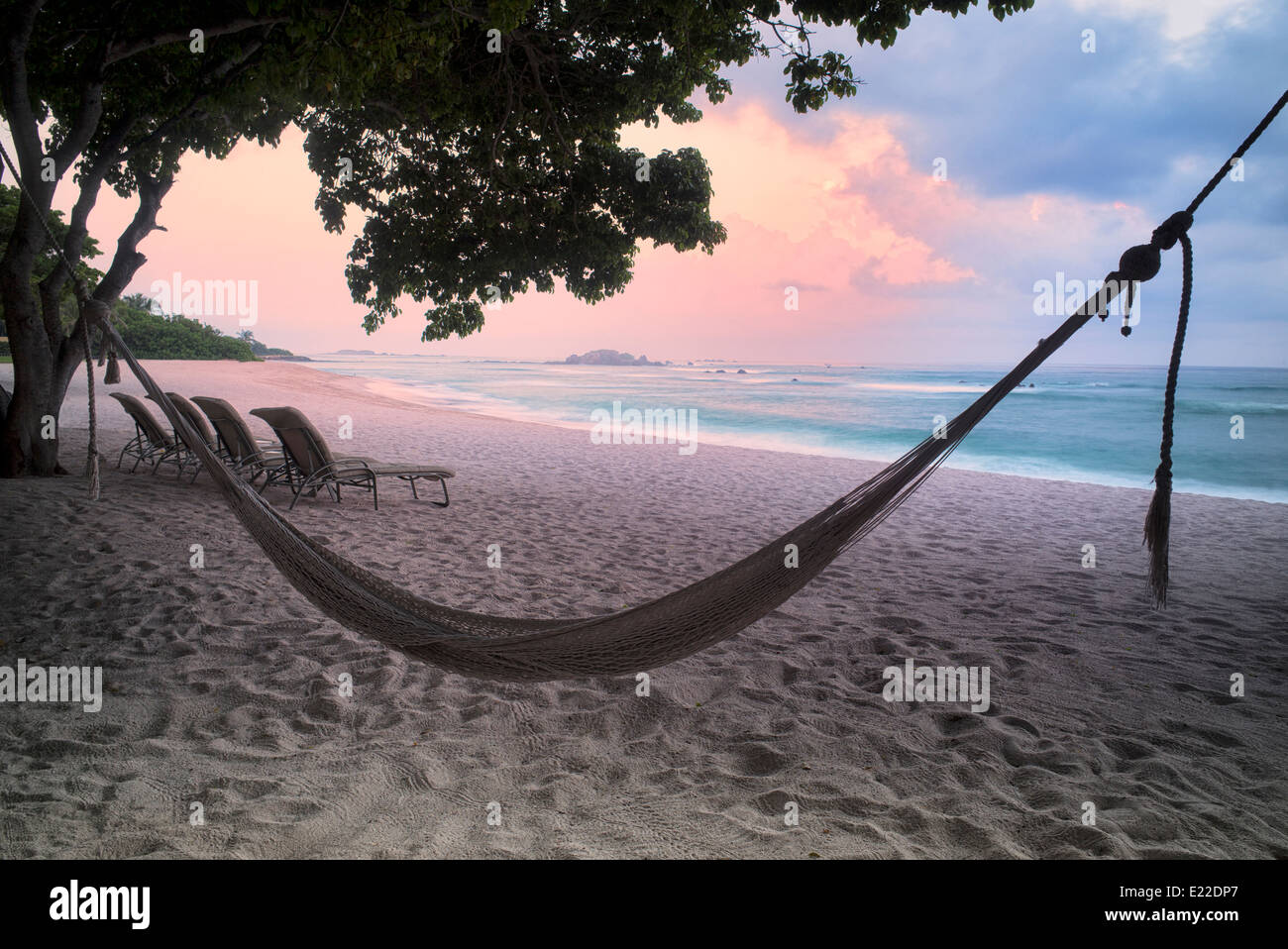 Sonnenuntergang am Strand mit Hängematte in Punta Mita, Mexiko. Stockfoto