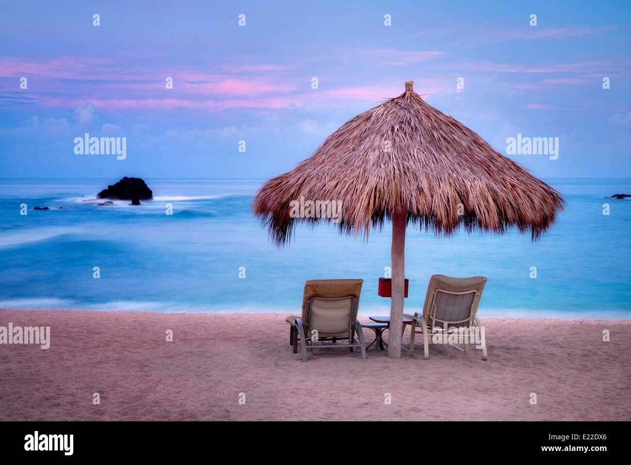 Strand und Stühle mit Sonnenaufgang im Four Seasons. Punta Mita, Mexiko. Stockfoto