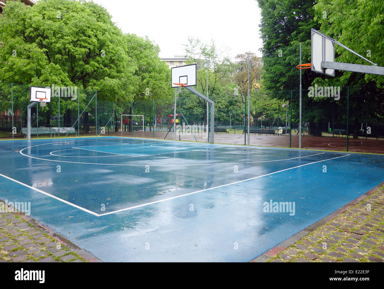 Blaue Basketballplatz in einem Park in Mailand, Italien Stockfoto
