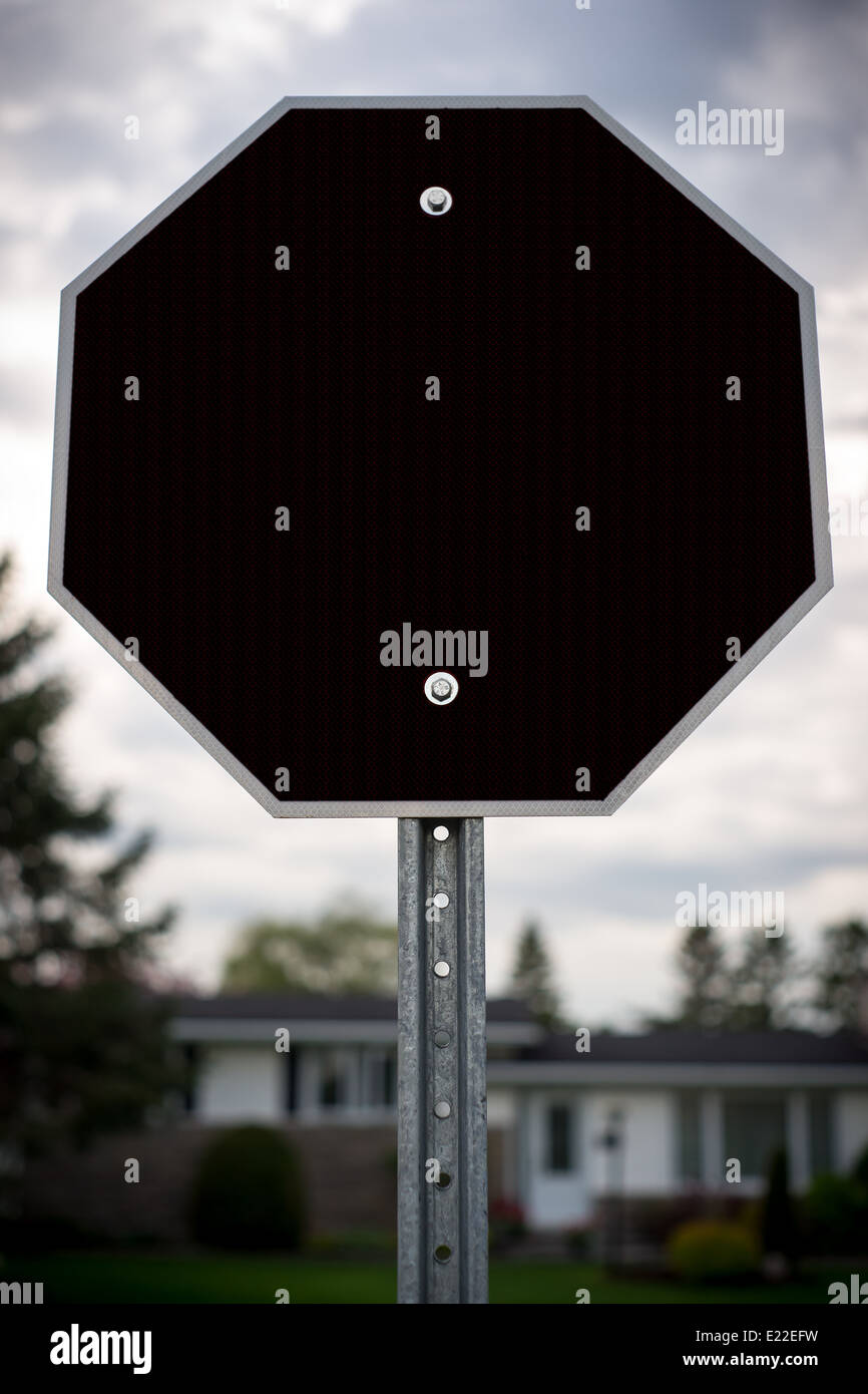 Eine schwarze und leere Stoppschild geformte achteckigen Schild mit Platz für Ihren Text oder Ihre Nachricht. Stockfoto