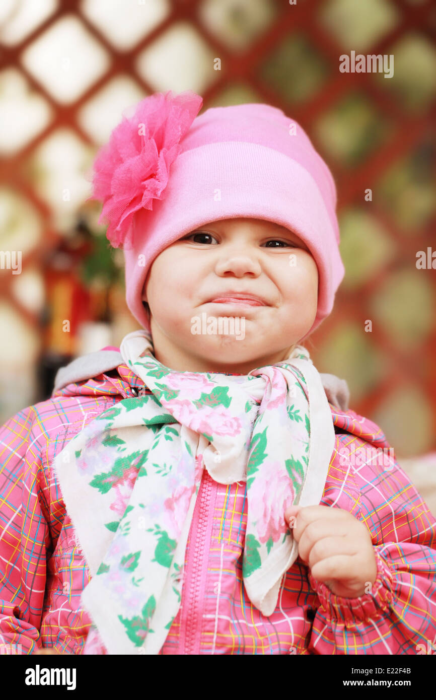 Lustige lächelnd kaukasischen Baby Mädchen in rosa, Nahaufnahme outdoor portrait Stockfoto