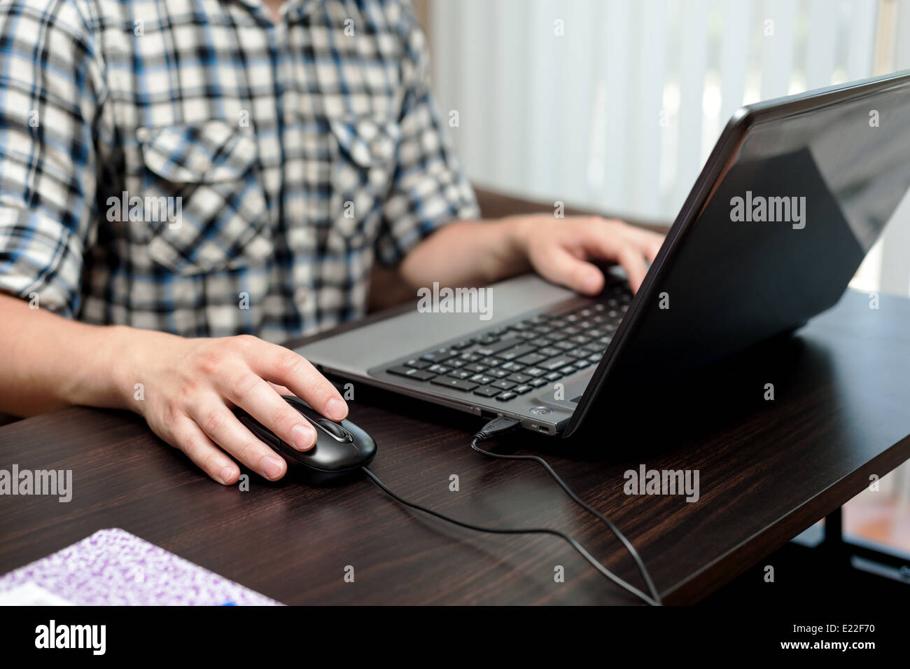 Hände der kaukasischen Mann hält eine Maus und Drucken auf einer Tastatur Stockfoto