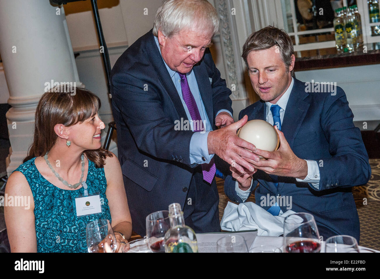 London, UK. 13. Juni 2014. Zac Goldsmith erhält die rücksichtsvoll Hotelier "Ei, Ei" Award 2014 für seine Verdienste für wohltätige Zwecke und Eintreten für einen ethischen Ansatz zum Hotel im Zusammenhang mit Dienstleistungen und Unternehmen die meisten vor allem Landwirtschaft @ The Langham Hotel 1 Portland Place, Regent Street, London W1B 1JA. Bildnachweis: Roger Parkes/Alamy Live-Nachrichten Stockfoto