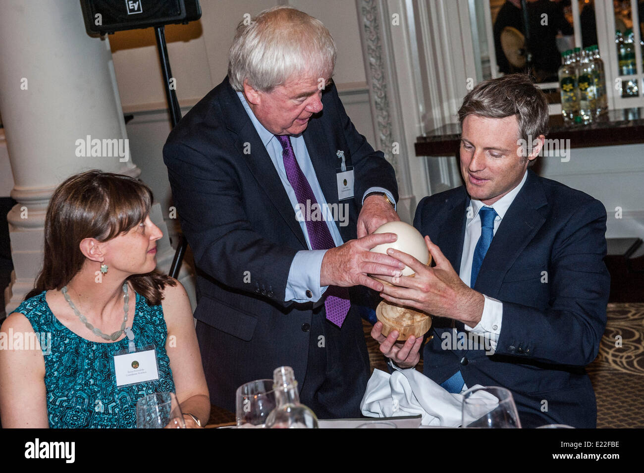 London, UK. 13. Juni 2014. Zac Goldsmith erhält die rücksichtsvoll Hotelier "Ei, Ei" Award 2014 für seine Verdienste für wohltätige Zwecke und Eintreten für einen ethischen Ansatz zum Hotel im Zusammenhang mit Dienstleistungen und Unternehmen die meisten vor allem Landwirtschaft @ The Langham Hotel 1 Portland Place, Regent Street, London W1B 1JA. Bildnachweis: Roger Parkes/Alamy Live-Nachrichten Stockfoto