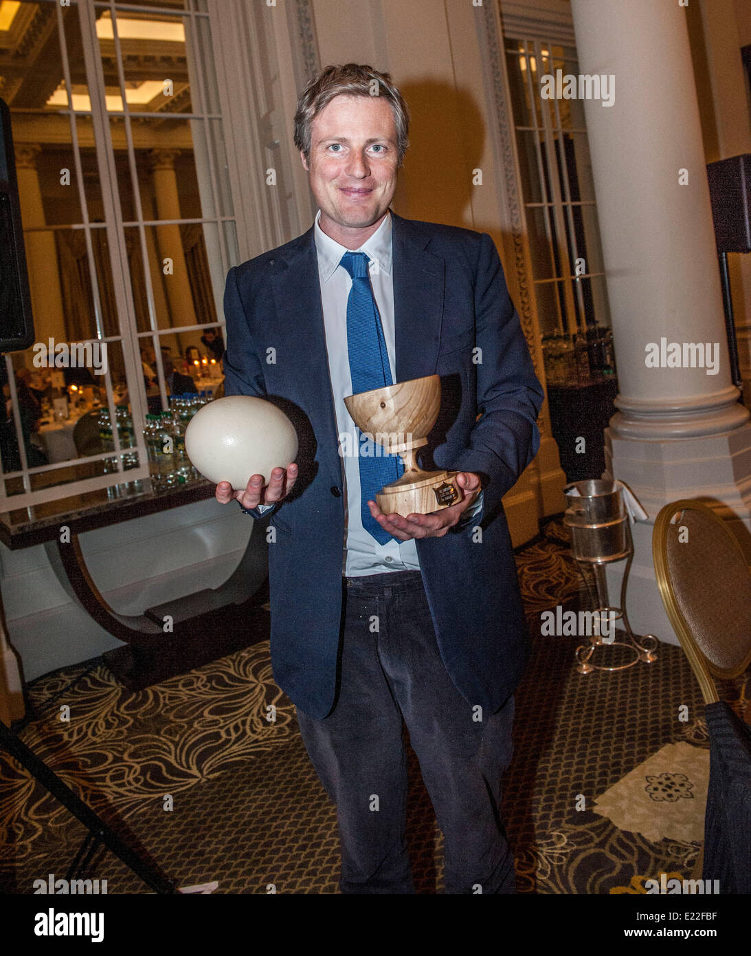 London, UK. 13. Juni 2014. Zac Goldsmith erhält die rücksichtsvoll Hotelier "Ei, Ei" Award 2014 für seine Verdienste für wohltätige Zwecke und Eintreten für einen ethischen Ansatz zum Hotel im Zusammenhang mit Dienstleistungen und Unternehmen die meisten vor allem Landwirtschaft @ The Langham Hotel 1 Portland Place, Regent Street, London W1B 1JA. Bildnachweis: Roger Parkes/Alamy Live-Nachrichten Stockfoto
