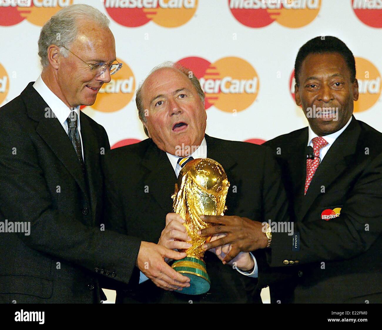 (Dpa) - Franz Beckenbauer (L) und die brasilianische Fußball-Legende Pele (R) helfen, Joseph Blatter, Präsident der Weltfußballverband FIFA, FIFA-World-Cup in Berlin, Deutschland, 12. März 2003 aufzuheben. Während einer Veranstaltung von MasterCard International sind Papiere unterzeichnet, die Engagement des Unternehmens für Fußball zu vergrößern. MasterCard haben seit 1994 offizieller Sponsor der FIFA World Cup-Wettbewerb, Ziele des Unternehmens ist, dass die FIFA World Cup dient als eine ausgezeichnete Plattform, die MasterCard-Mitgliedschaft zu motivieren. Stockfoto