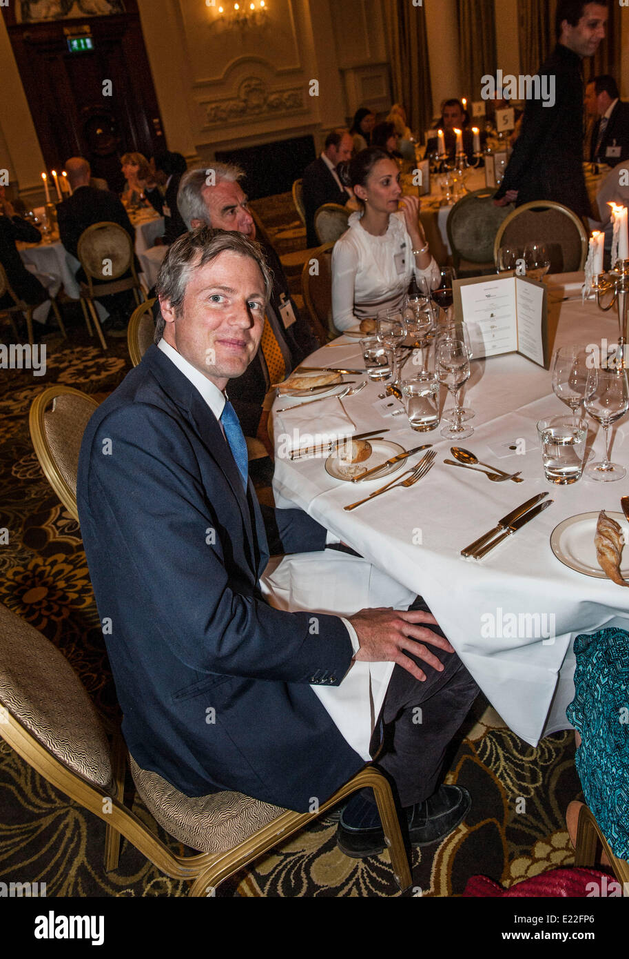London, UK. 13. Juni 2014. Zac Goldsmith erhält die rücksichtsvoll Hotelier "Ei, Ei" Award 2014 für seine Verdienste für wohltätige Zwecke und Eintreten für einen ethischen Ansatz zum Hotel im Zusammenhang mit Dienstleistungen und Unternehmen die meisten vor allem Landwirtschaft @ The Langham Hotel 1 Portland Place, Regent Street, London W1B 1JA. Stockfoto