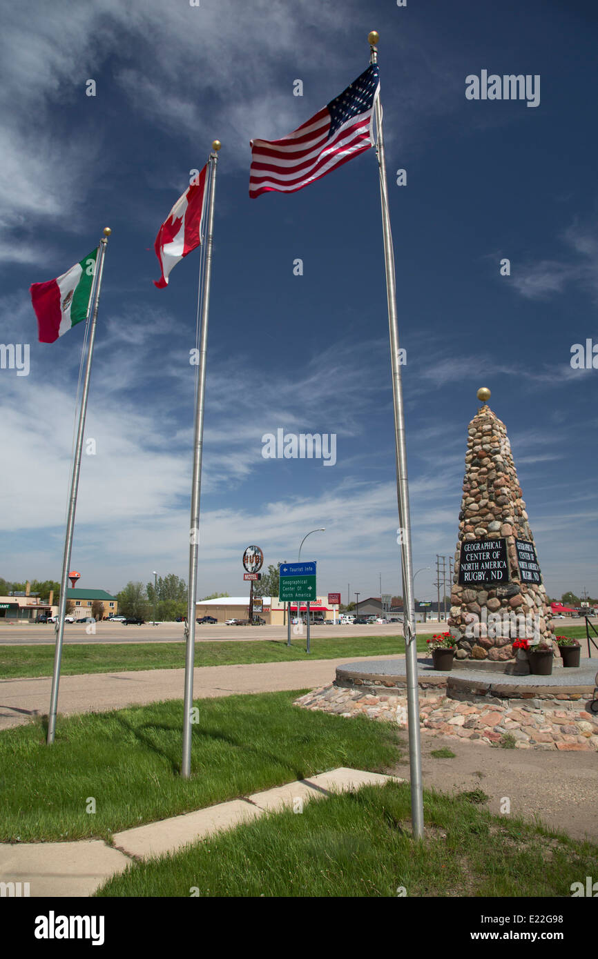 Rugby, North Dakota - ein Denkmal und der Flagge der USA, Kanada und Mexiko markieren das geographische Zentrum von Nord-Amerika. Stockfoto
