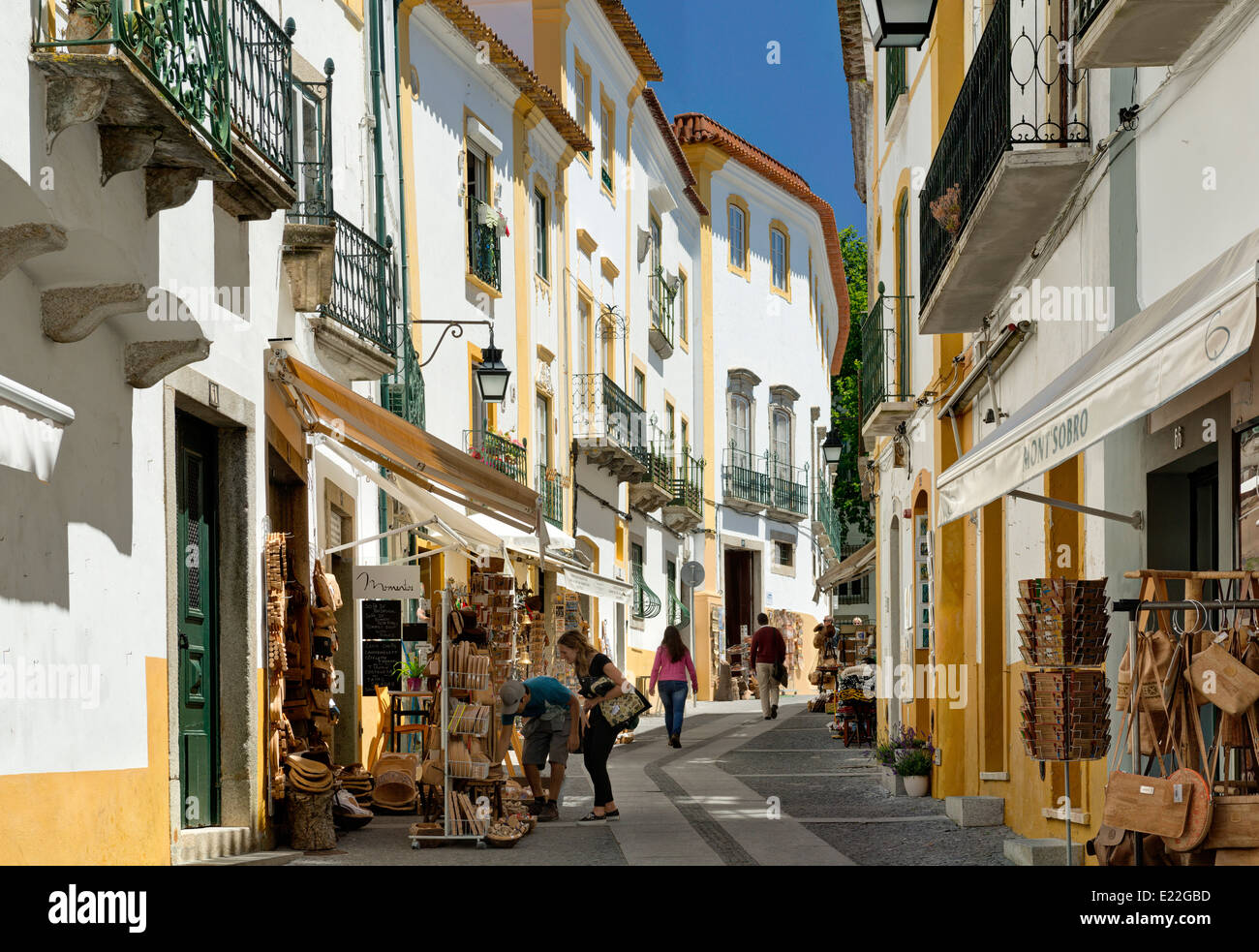 Portugal, Alentejo, Évora, einer engen Straße mit handwerklichen Geschäften gesäumt Stockfoto