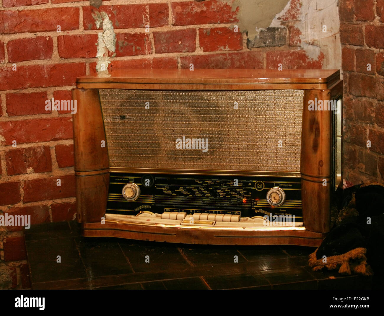 Grunge-Wand und altes Radio Erdgeschoss Stockfoto