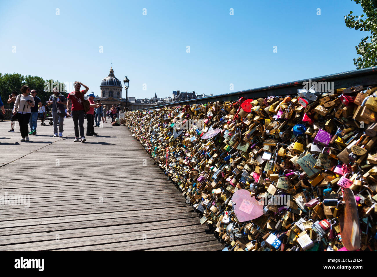 hölzerne Brücke Pont des Arts in Paris Love sperrt Wunsch sperren ließ als Andenken von Touristen eine große Anzahl von Liebe Vorhängeschlösser zieren Stockfoto