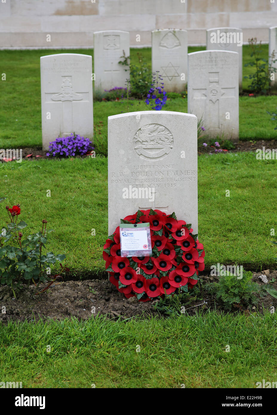 Das Grab des Lt Ronald Poulton-Palmer 1/4th Royal Berks am Hyde Park Corner (Royal Berks) Friedhof des ersten Weltkriegs Stockfoto
