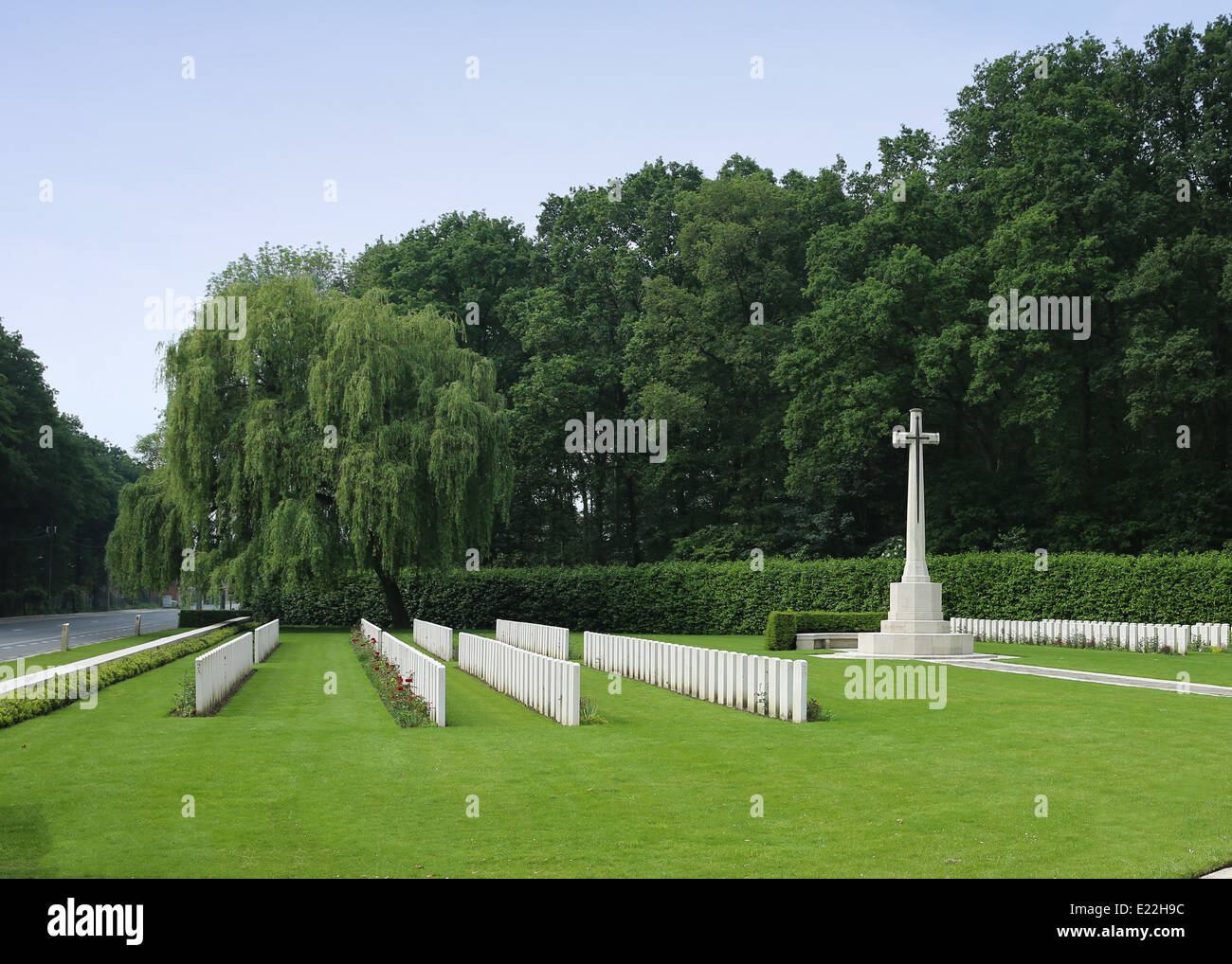 Kreuz des Opfers und Gräber, angrenzend an das Ploegsteert Denkmal für die fehlende am Hyde Park Corner, in der Nähe von Ypern, Belgien Stockfoto