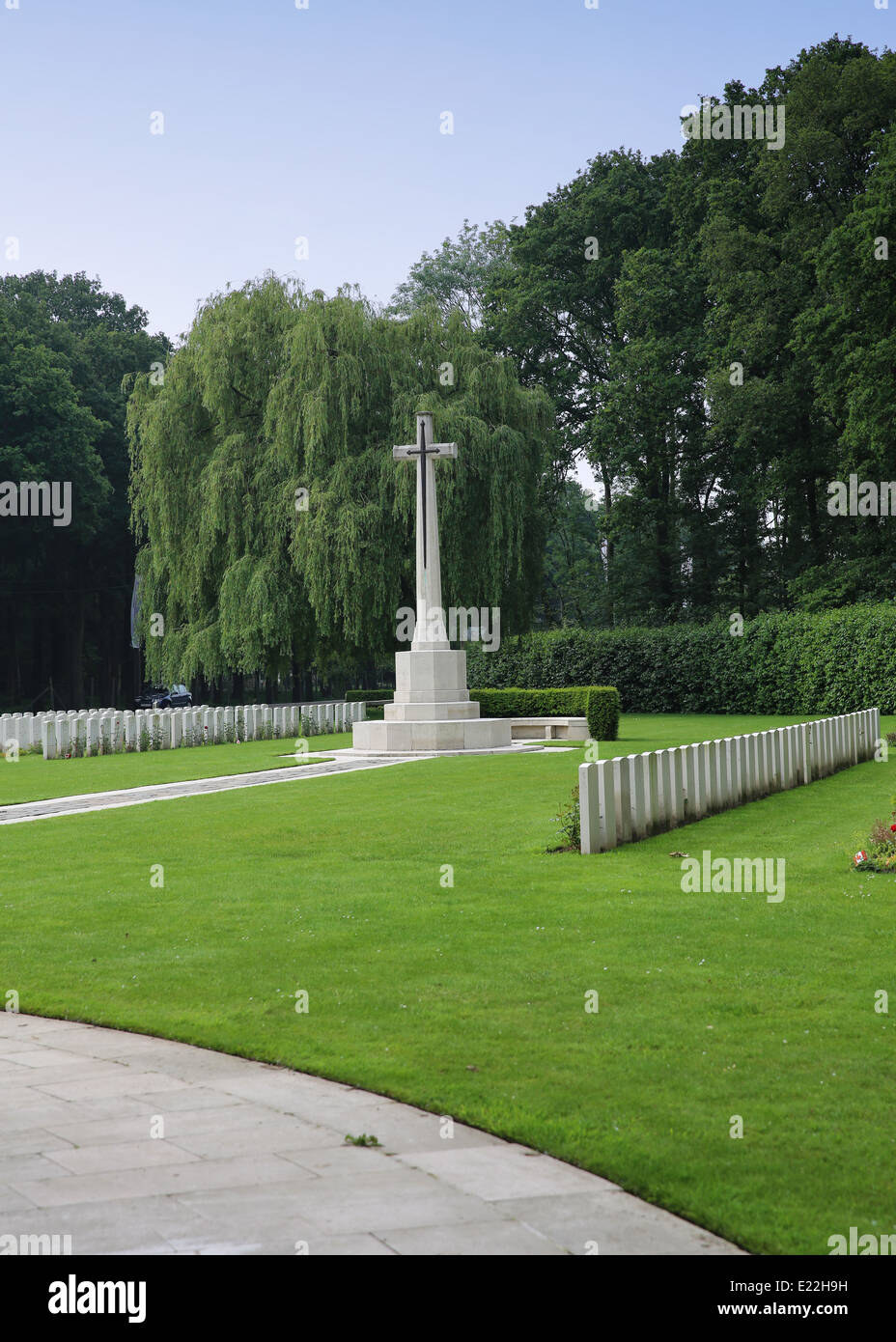 Kreuz des Opfers und Gräber, angrenzend an das Ploegsteert Denkmal für die fehlende am Hyde Park Corner, in der Nähe von Ypern, Belgien Stockfoto