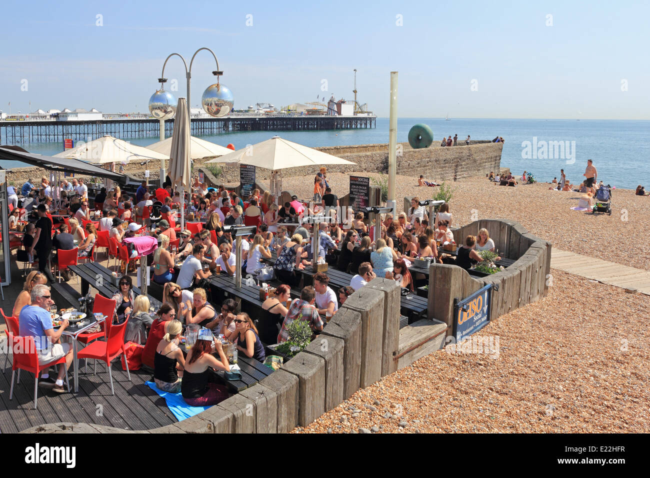 Brighton, Sussex. 13. Juni 2014. Die OHSO Bar und das Restaurant ist voll mit Menschen genießen Mittagessen unter freiem Himmel am Strand neben Brighton Pier, die Sonne brannte vom blauen Himmel und die Temperaturen erreichen 24 ° c an der Südküste. Bildnachweis: Julia Gavin/Alamy Live-Nachrichten Stockfoto