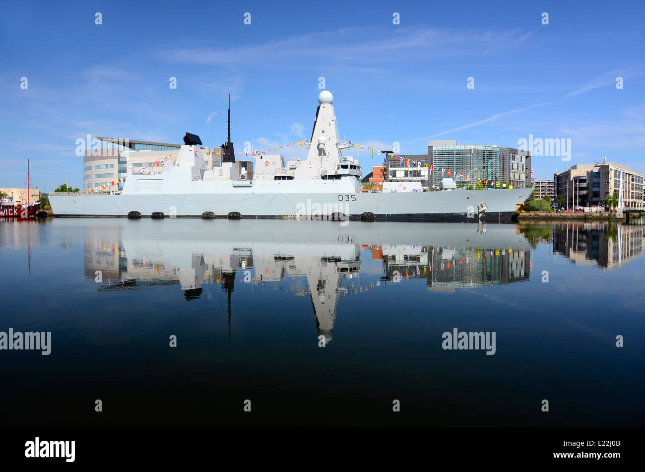 Geben Sie 45 Zerstörer HMS Dragon in Cardiff Bay Stockfoto