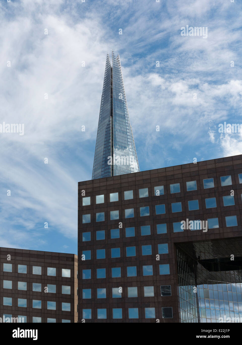 Weitwinkel von The London Shard mit Bürogebäuden mit Himmel gefüllt quadratischen Fenster im Vordergrund gegen blau-weißen Himmel Stockfoto