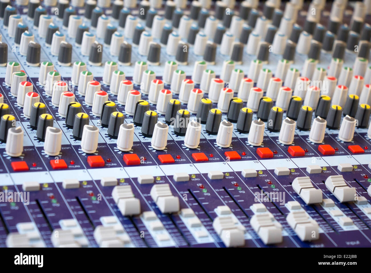 Musik mischen Schreibtisch Großgeräte für sound-Control Tasten Equipment für sound-Mixer Steuerung Stockfoto