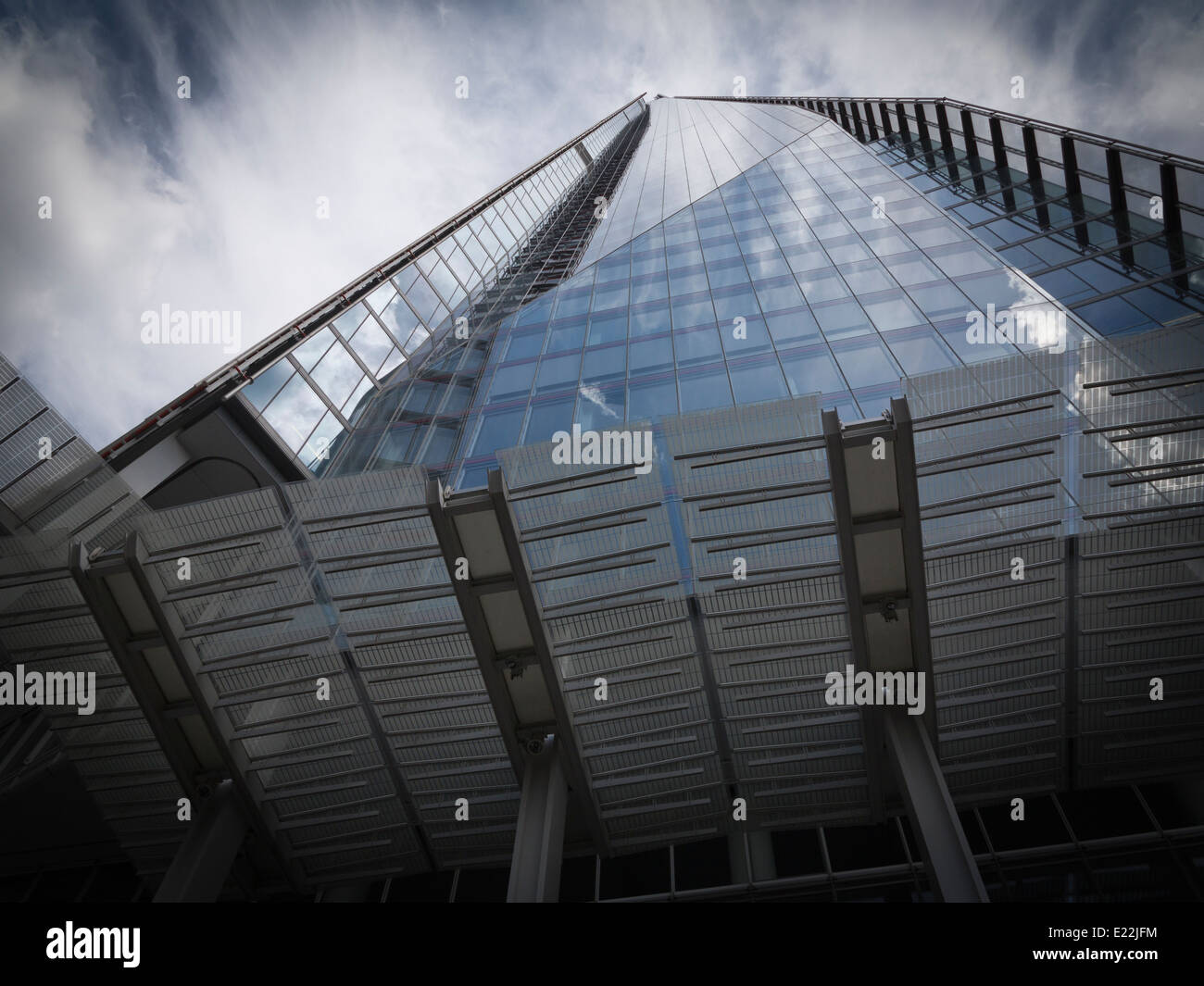Ein Weitwinkel von The Shard London vom Boden gegen einen dramatischen Himmel Stockfoto