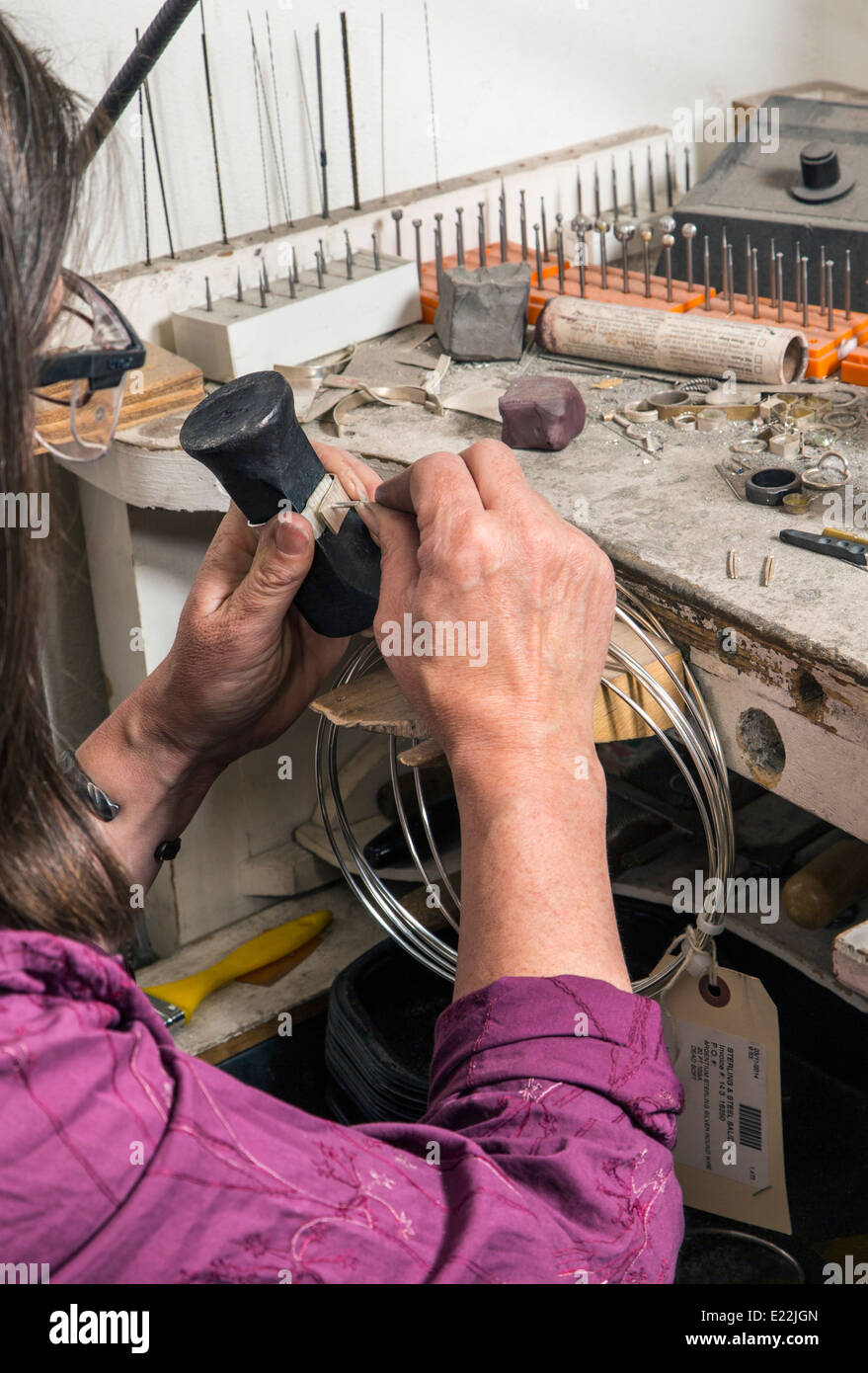 Handwerker, Nicole & Harry Hansen, Sterling & Stahl, erstellen original Sterling Silber und Eisenstücke Stockfoto