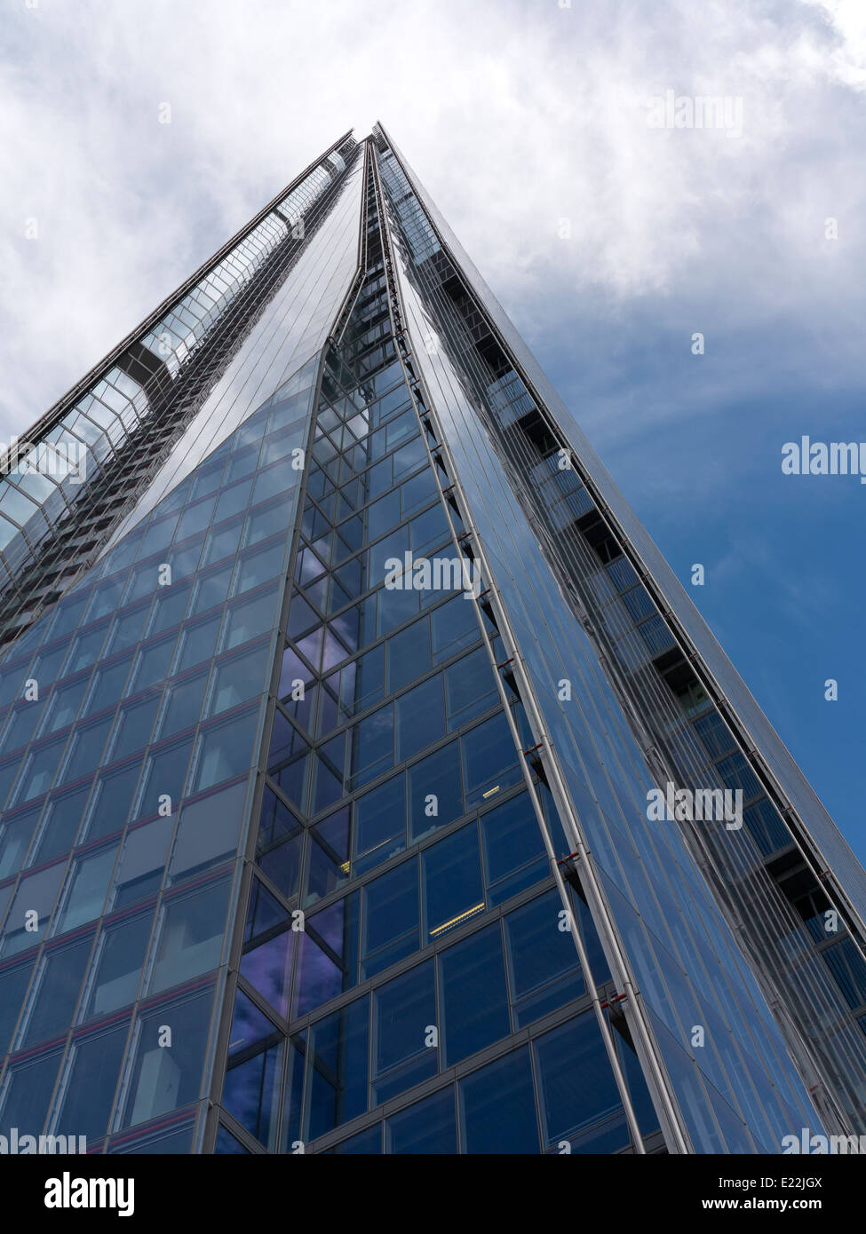 Ein Weitwinkel von The Shard London vor einem dramatischen blau-weißen Himmel Stockfoto