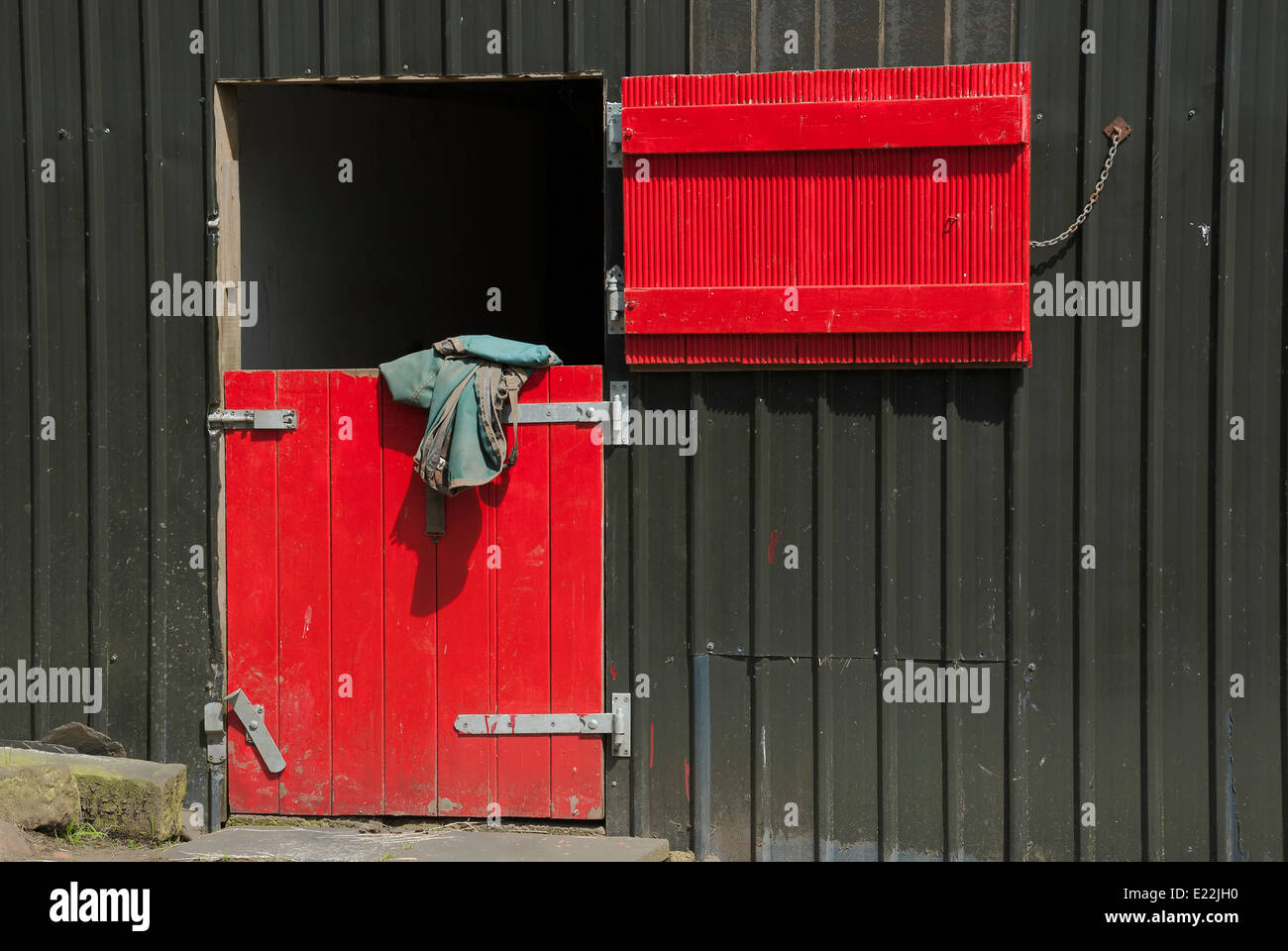 Roten Stalltür Stockfoto