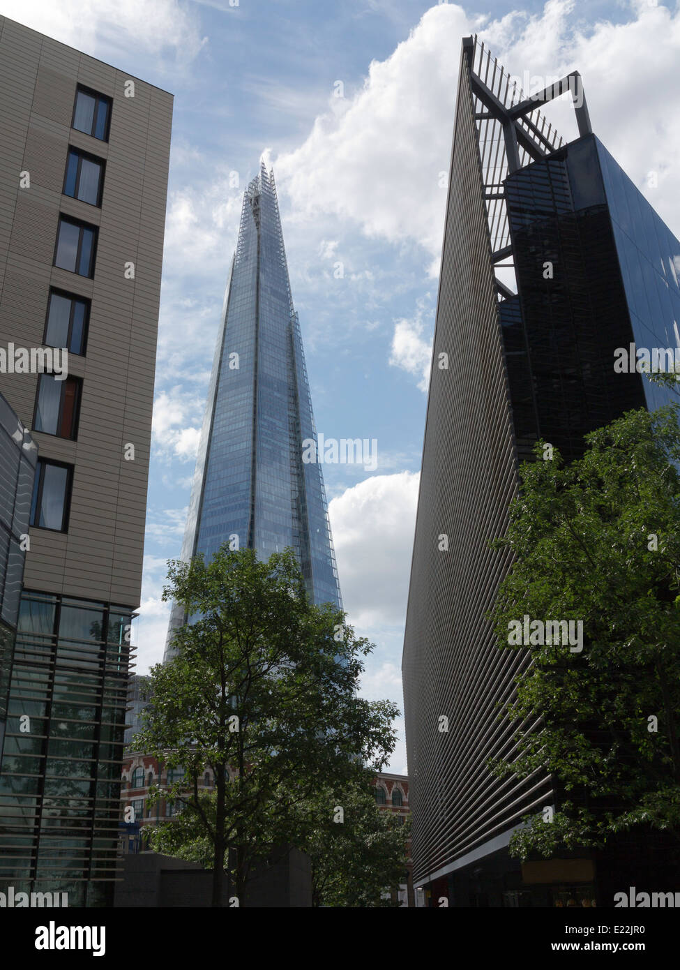 Der Shard London mit neuen Bürogebäuden im Vordergrund Stockfoto