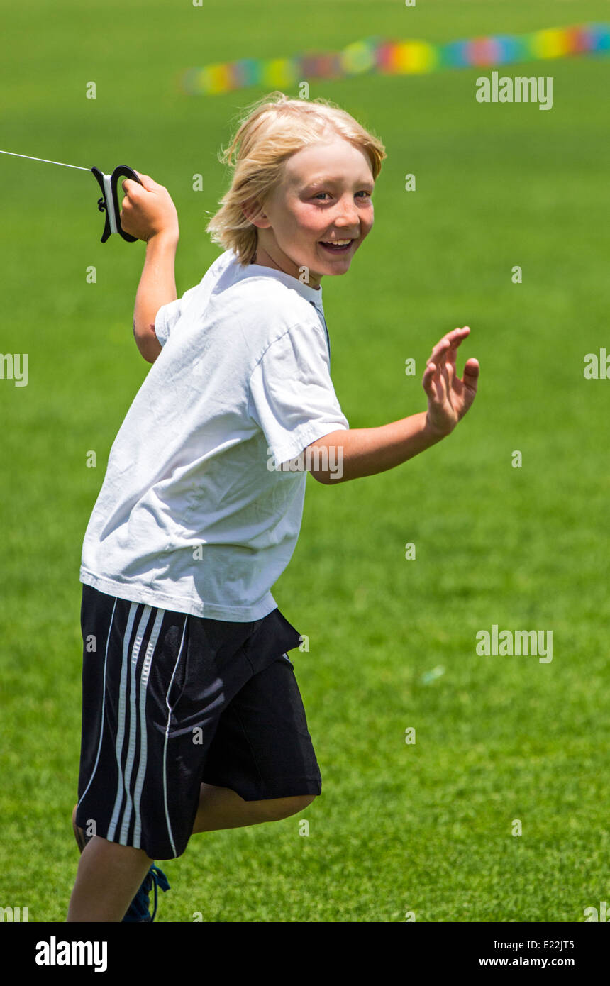 Kleiner Junge einen Drachen auf einer Wiese Stockfoto