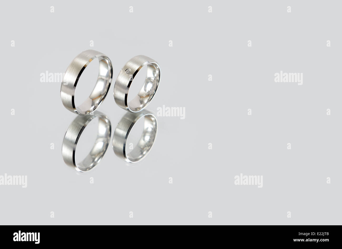 Ein paar goldene Hochzeit Ringe auf Spiegel. (Platz für Text) Stockfoto