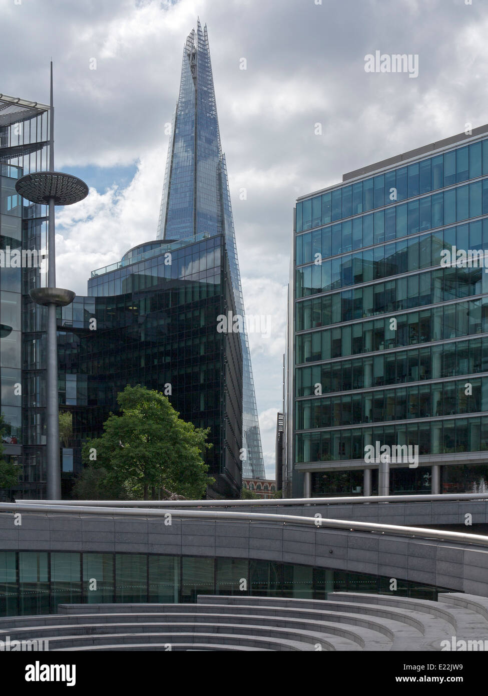 Der Shard London mit neuen Bürogebäuden im Vordergrund Stockfoto