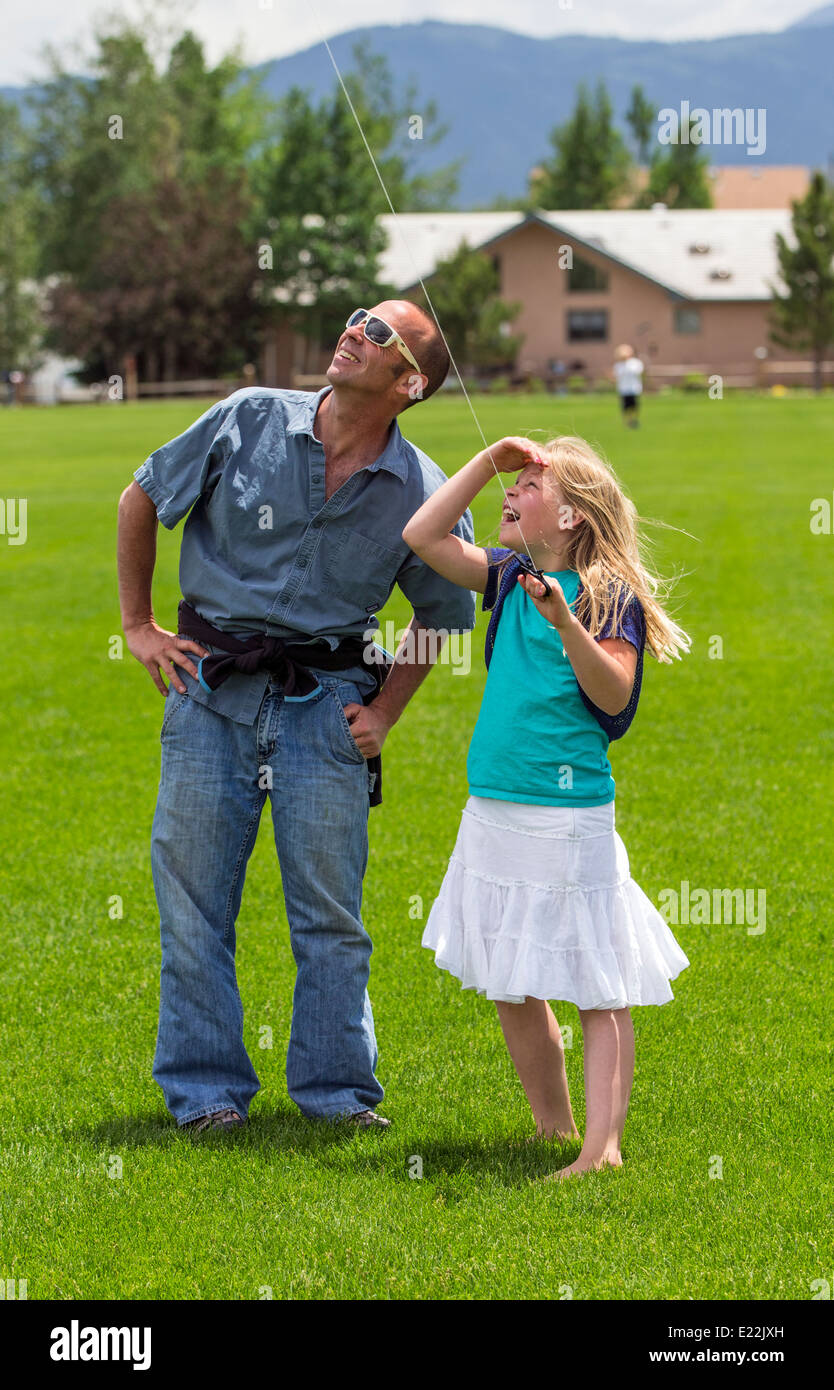 Vater & junge Tochter eines Drachen auf einer Wiese Stockfoto