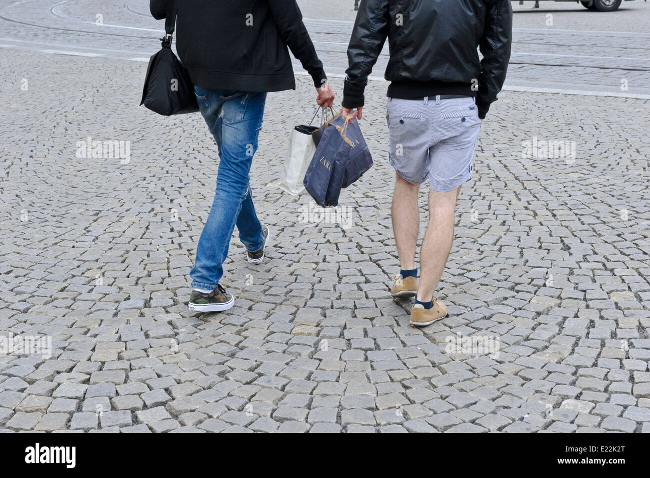 Zwei Männer gehen auf die Straße mit Kopfsteinpflaster von Prag, Czech Rebublic. Stockfoto