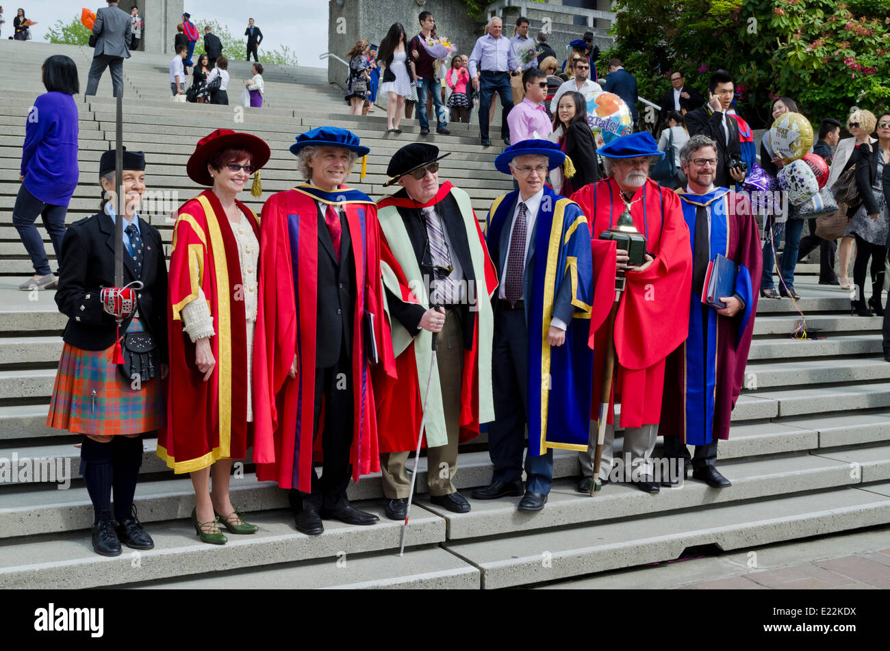 BURNABY, BC, Kanada. Juni 12, 2014: Würdenträger in der Simon Fraser University Frühjahr Einberufung 2014 für die Fakultät für Geistes- und Sozialwissenschaften stehen zusammen nach der Zeremonie. Von links nach rechts: Die Claymore Träger; Bundeskanzler Dr. Carole Taylor; Empfänger der Ehrendoktor der Wissenschaft Dr. Steven Pinker, Professor Emeritus Dr. Charles Crawford; Universität Präsident Andrew Petter, Mace Bearer Dr. Robert Gordon, und Chief Marshall Dr. Neil Watson links. Bekannte Psychologe Dr. Steven Pinker hatte die Einberufung Adresse gegeben. Credit: Maria Janicki/Alamy. Stockfoto