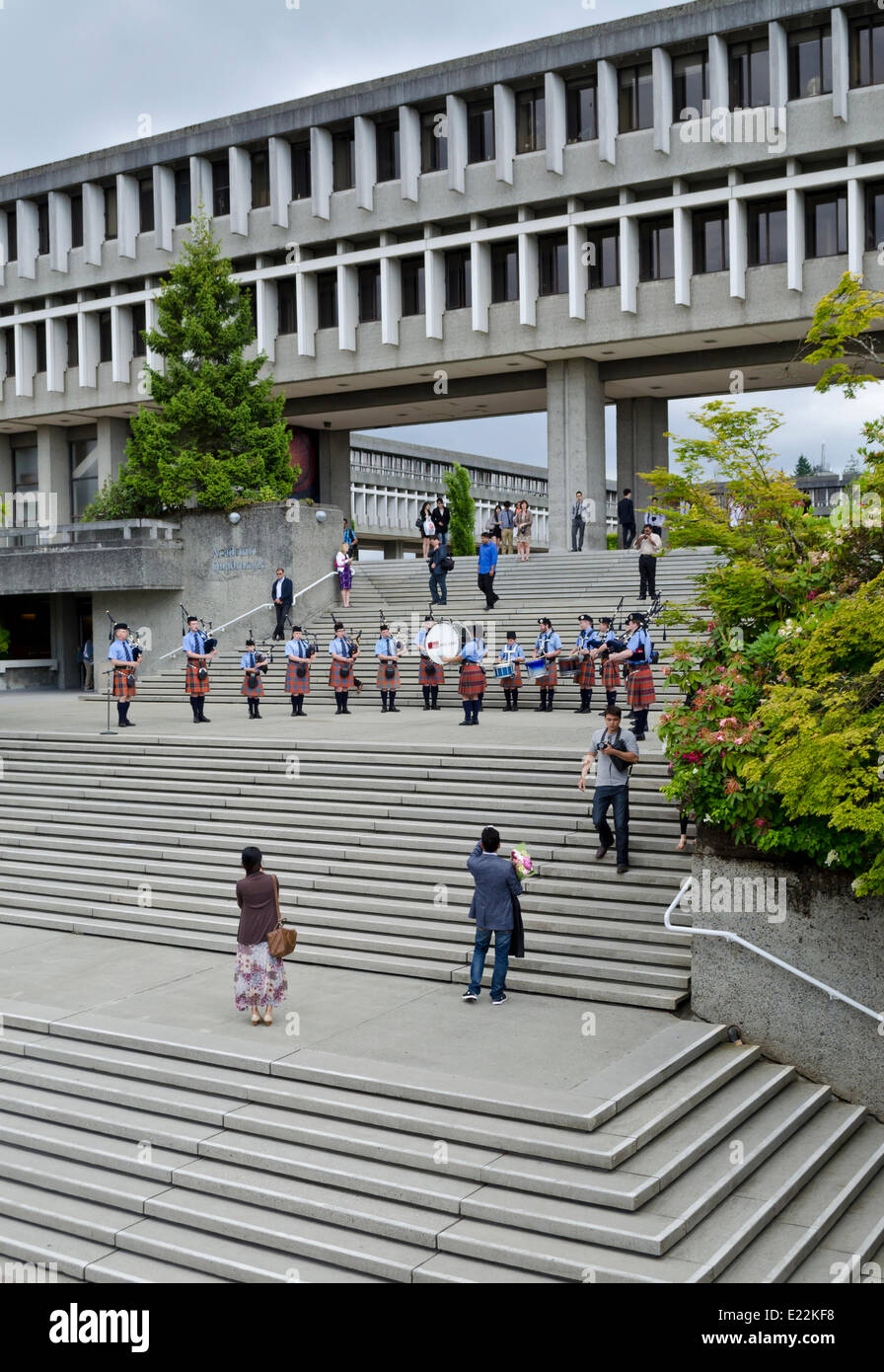 BURNABY, British Columbia, Kanada.  12. Juni 2014: Simon Fraser University Pipe Band spielt für das Publikum vor der Frühling 2014 Einberufung Zeremonie für die Fakultät für Geistes- und Sozialwissenschaften. Stockfoto