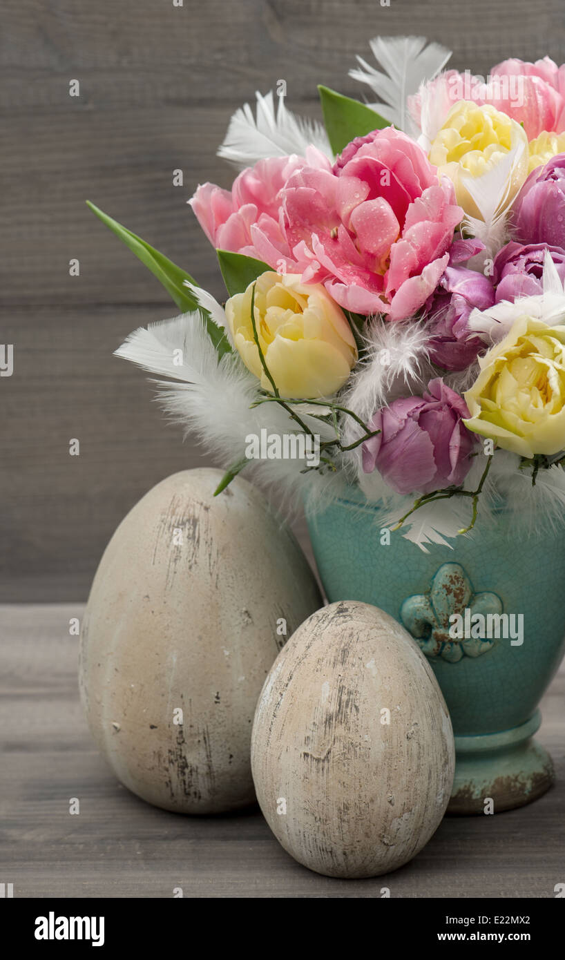 Bunte Tulpen Blumen mit Vintage Eiern Osterdekoration Stockfoto