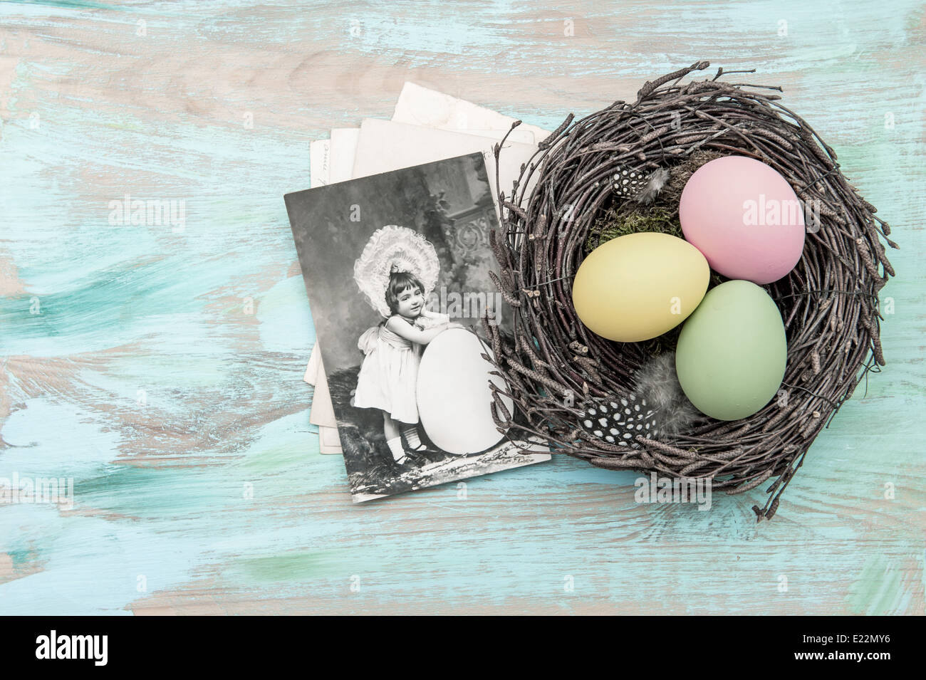 Ostereier im Nest und antiken Grußkarte. nostalgisches Retro-Stil getönten Bild Stockfoto