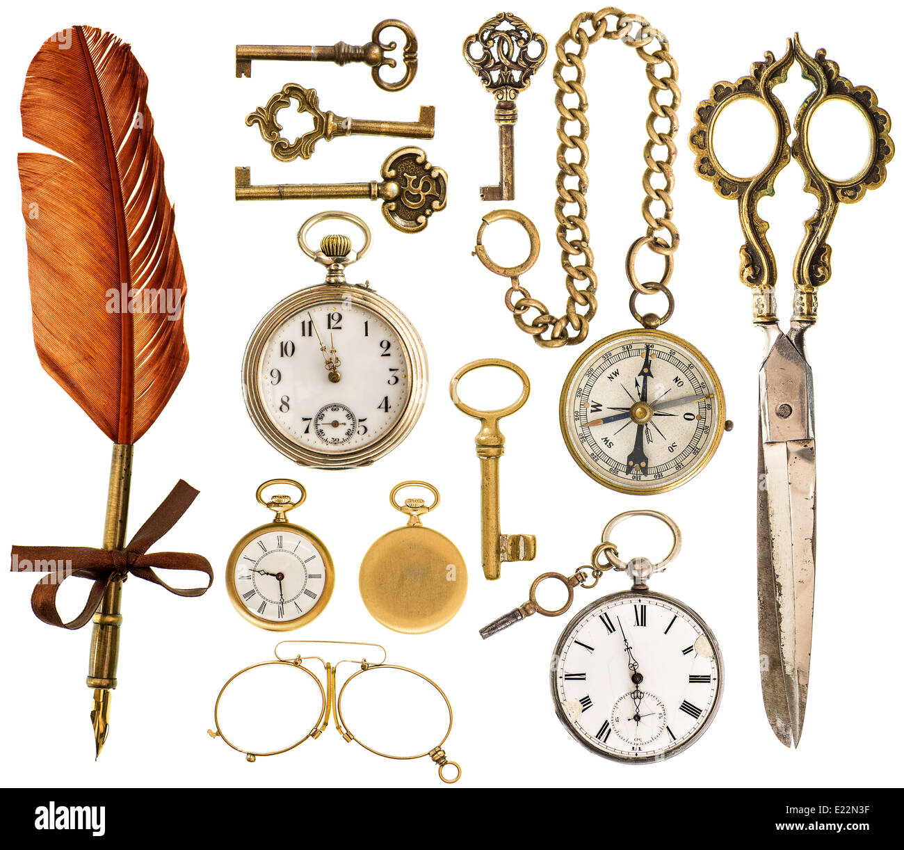 Sammlung von golden antike Accessoires. Vintage Schlüssel, Uhr, Kugelschreiber, Schere, Kompass, Gläser isoliert auf weißem Hintergrund Stockfoto