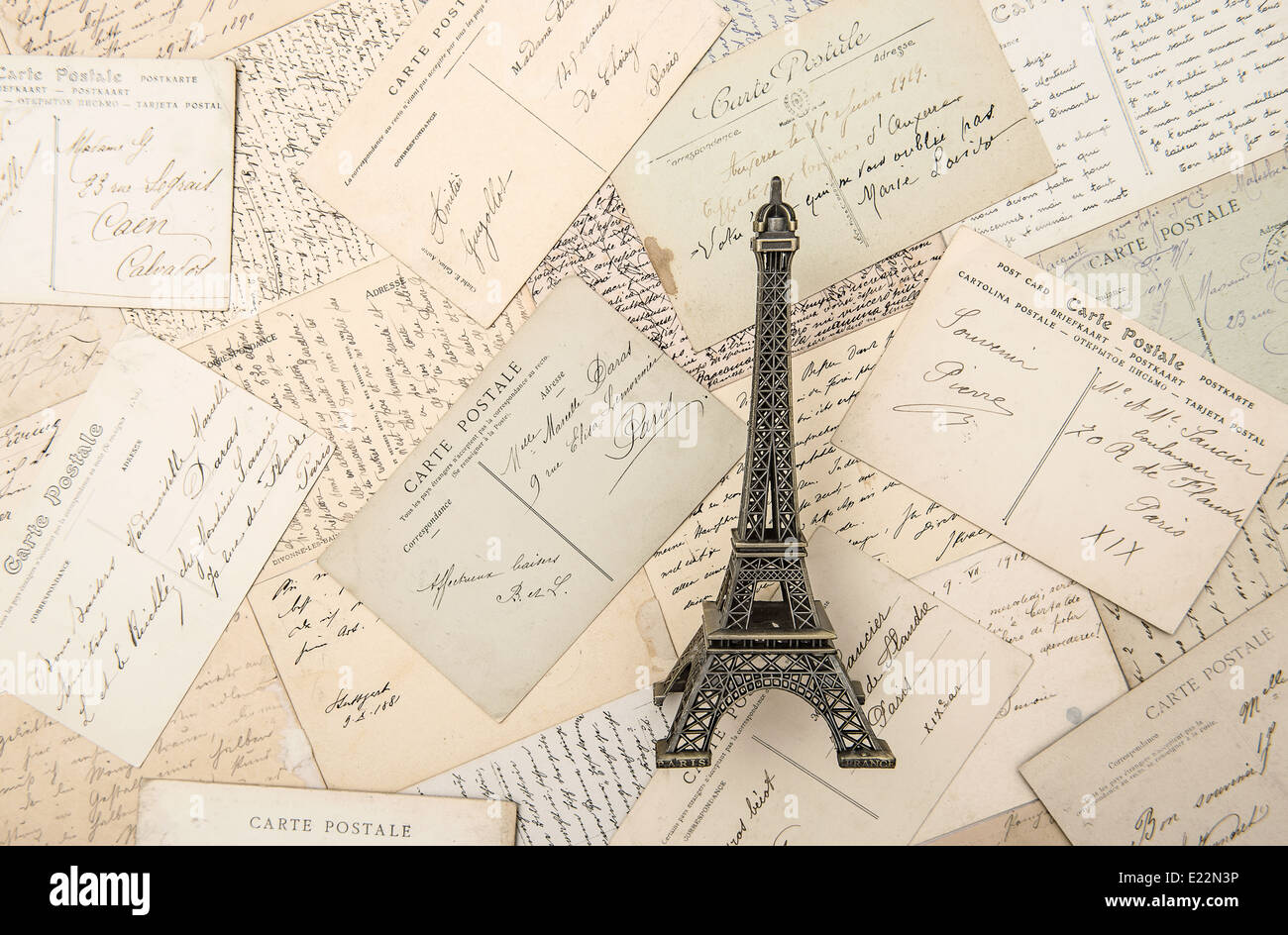 Antike französische Postkarten und Souvenirs Eiffelturm Wahrzeichen von Paris. Nostalgische Stillleben Stockfoto