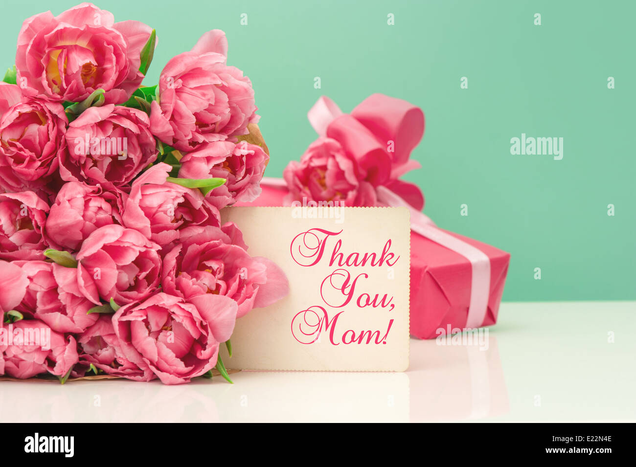 Rosa Tulpen, Geschenk Ang Grußkarte mit Beispieltext Danke, Mama! Muttertag-Konzept Stockfoto