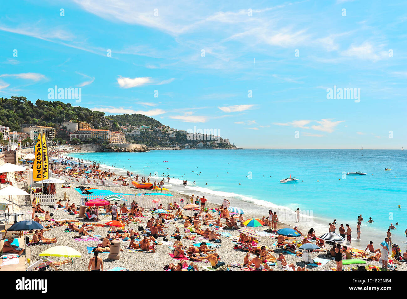 Nizza, Frankreich - 10. August 2011: Menschen entspannen am öffentlichen Strand in Nizza, Frankreich Stockfoto